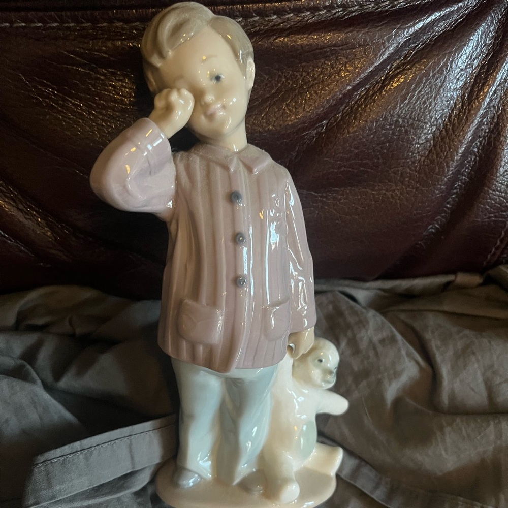 Nao Lladro #1139  'Sleepy Head' Boy w Teddy Bear porcelain figurine perfect